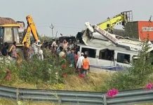 कोटा में खाटू श्याम जा रही ट्रैवलर नाले में गिरी, 8 श्रद्धालुओं की मौत, 12 घायल