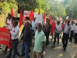अजमेर रेल मंडल में रेलवे कर्मचारियों का विरोध प्रदर्शन, टीआरडी अधिकारी पर अभद्र व्यवहार के आरोप
