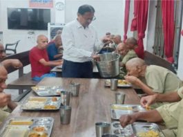 पुष्कर में लायंस क्लब अजमेर आस्था की सेवा पहल, 51 प्रभुजनों को कराया सात्विक भोजन
