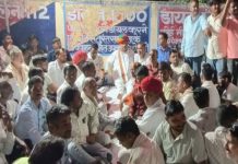 कांग्रेस प्रत्याशी की गिरफ्तारी पर सरवाड़ थाने के बाहर हंगामा, पूर्व मंत्री रघु शर्मा के नेतृत्व में प्रदर्शन