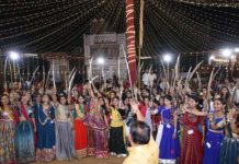 सिरोही में तलवारें लहराकर मातृशक्ति ने दिखाया दमखम, गरबा पांडाल में गूंजा नारी सशक्तीकरण का संदेश