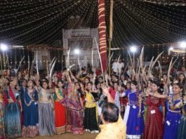 सिरोही में तलवारें लहराकर मातृशक्ति ने दिखाया दमखम, गरबा पांडाल में गूंजा नारी सशक्तीकरण का संदेश