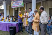 सीनियर सिटिजन सोसायटी की बैठक में हंसी-ठिठोली के बीच मनाए जन्मदिन